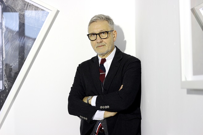 Українсько-данський художник Сергій Святченко під час арт-ярмарку Photo Kyiv Fair / Фото: artslooker.com