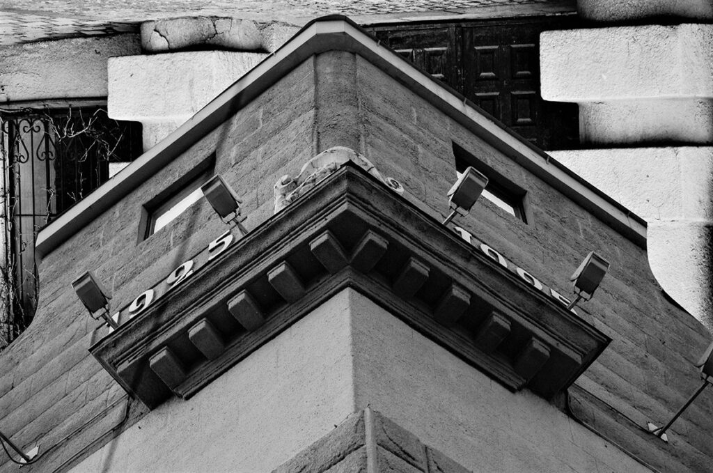 Из серии «Нужные конструкции в промежутках забытого времени», 2021 фотомонтаж, Харьков